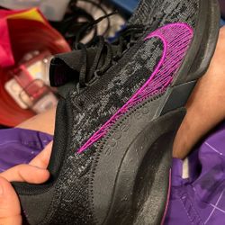 Woman’s Athletic Nike Shoe 