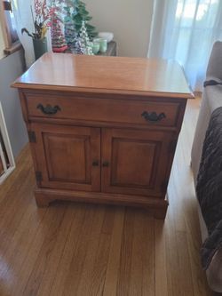 Record storage cabinet