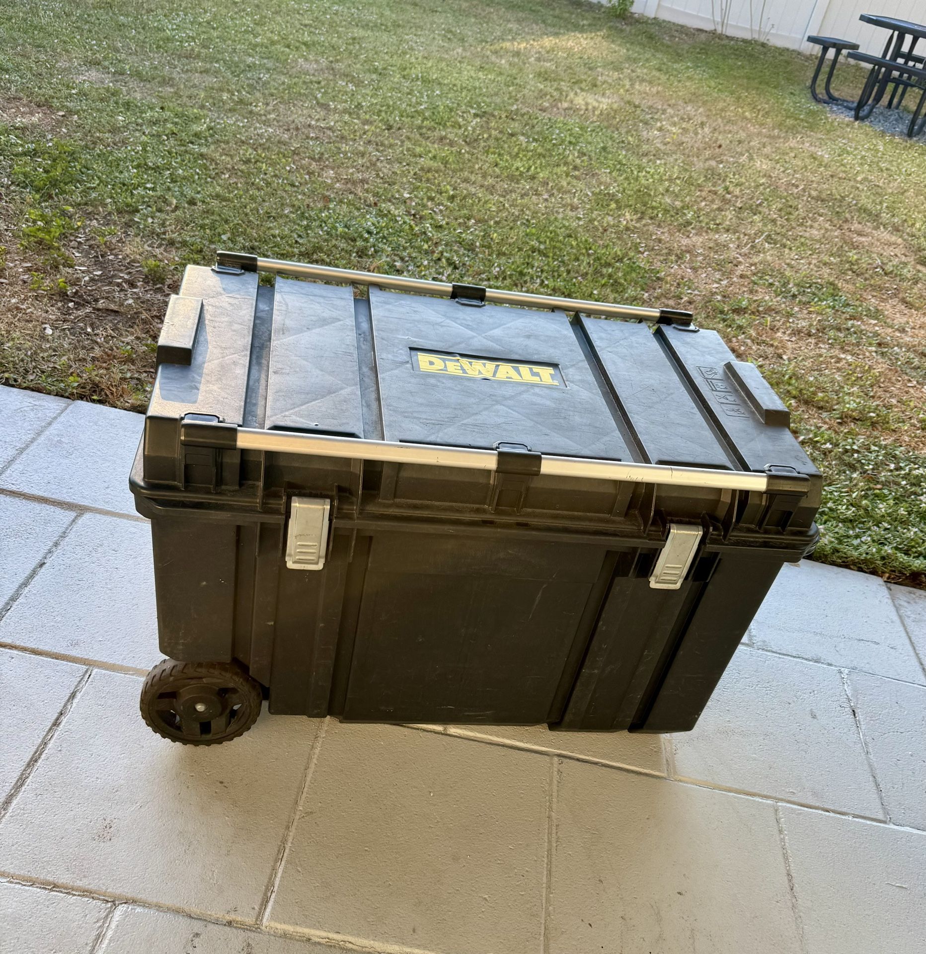 Dewalt Tough Rolling Tool Box