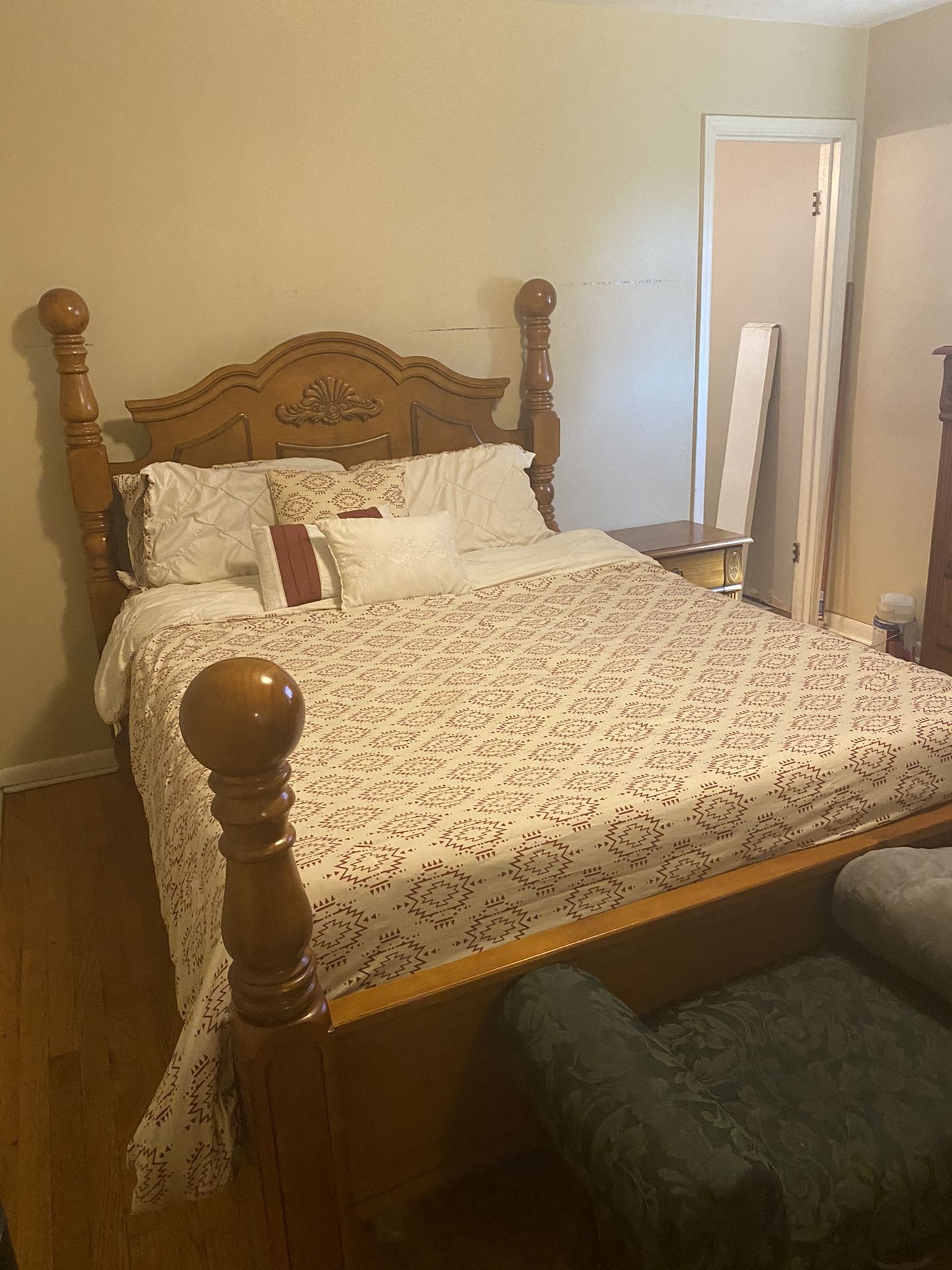 Queen Size 5 Piece Bedroom Set