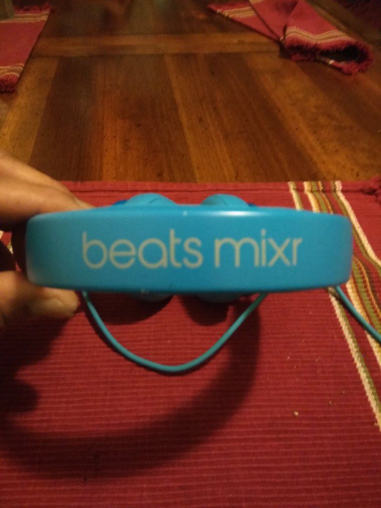 Beats Mixr studio headphones. There's none of this caliber better than these. Blocks out all noise, clear sound , and bass and loudness off the hook.