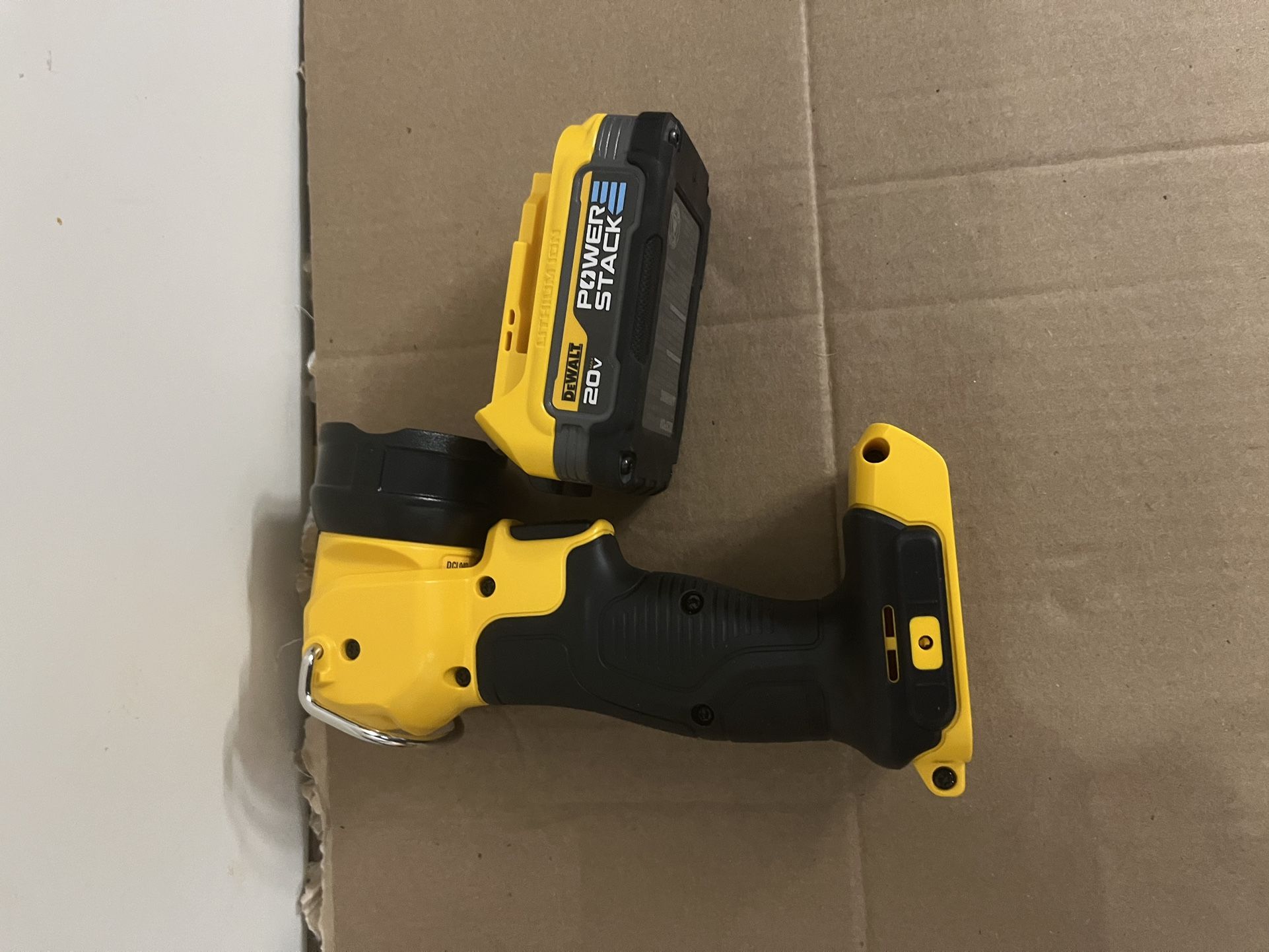 DEWALT 20V MAX Cordless LED Work Light with 1,7 AH Power Stack Battery and Charger.