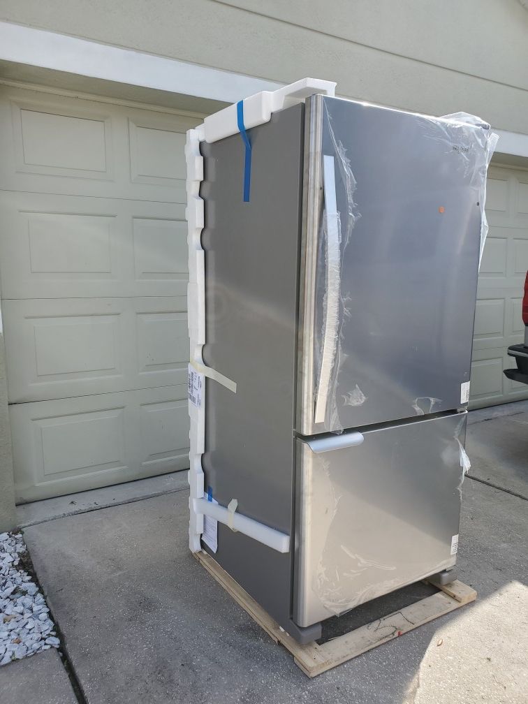 New stainless steel 30" fridge.. whirlpool