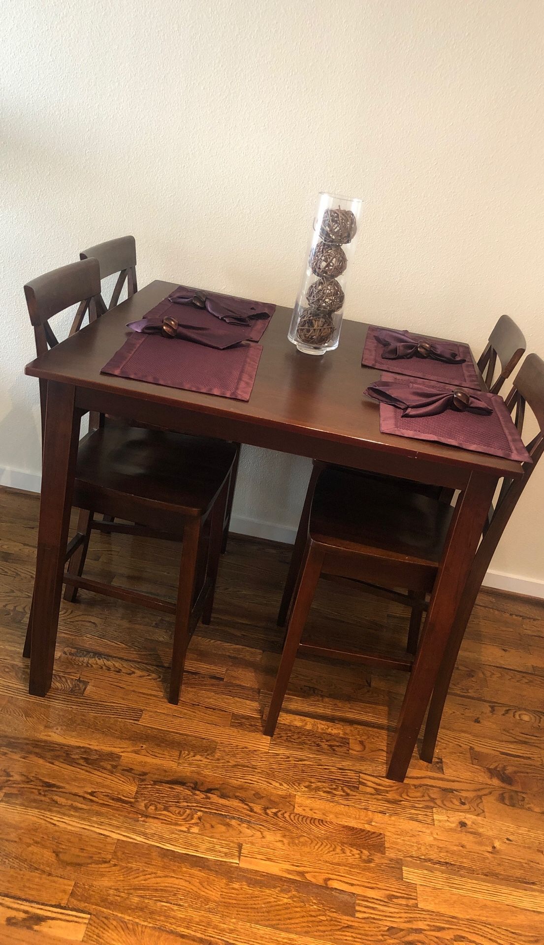 Dinning Room Table + Chairs - EXCELLENT CONDITION