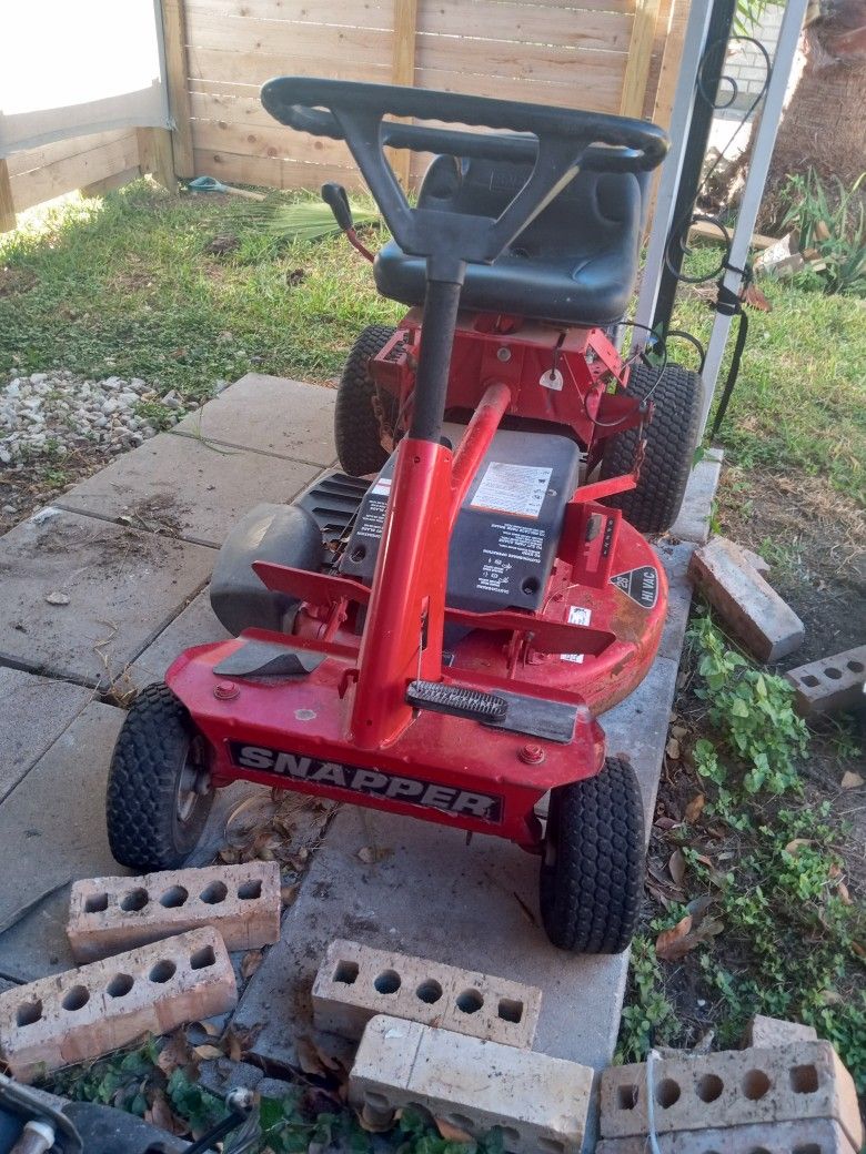 Snapper Hi-Vac 28, Rear Engine, Classic riding mower! Needs Work