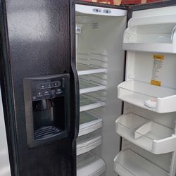REFRIGERATOR SIDE BUY SIDE WATER & ICE MAKER BLACK ON BLACK GENERAL ELECTRIC WORKS EXCELLENT 6 MONTHS WARRANTY PICKUP ONLY WE WORK FROM HOME PRICE $25