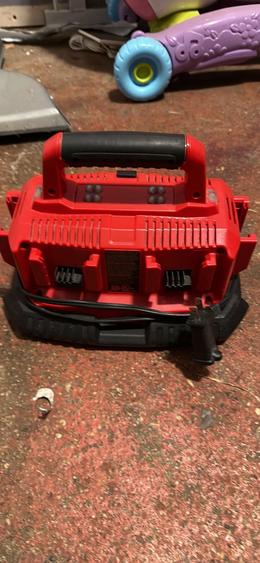 Milwaukee 6 Batteries Charger 