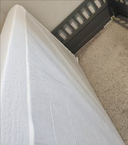 ✅️ Twin Size Mattress• Memory Foam• Great Condition• $100firm