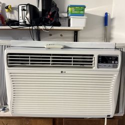 LG 15000 BTU Window Smart Air Conditioner w/ Remote in excellent condition working 