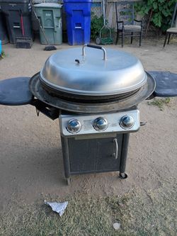 Round plancha grill with cover