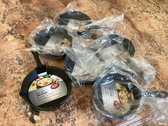 6 pieces of cast iron skillets