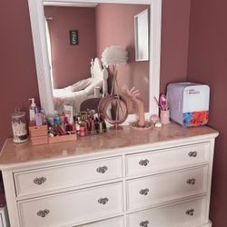 Dresser With Mirror 