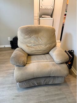 FREE Well‑Loved Recliner – Comfortable & Functional