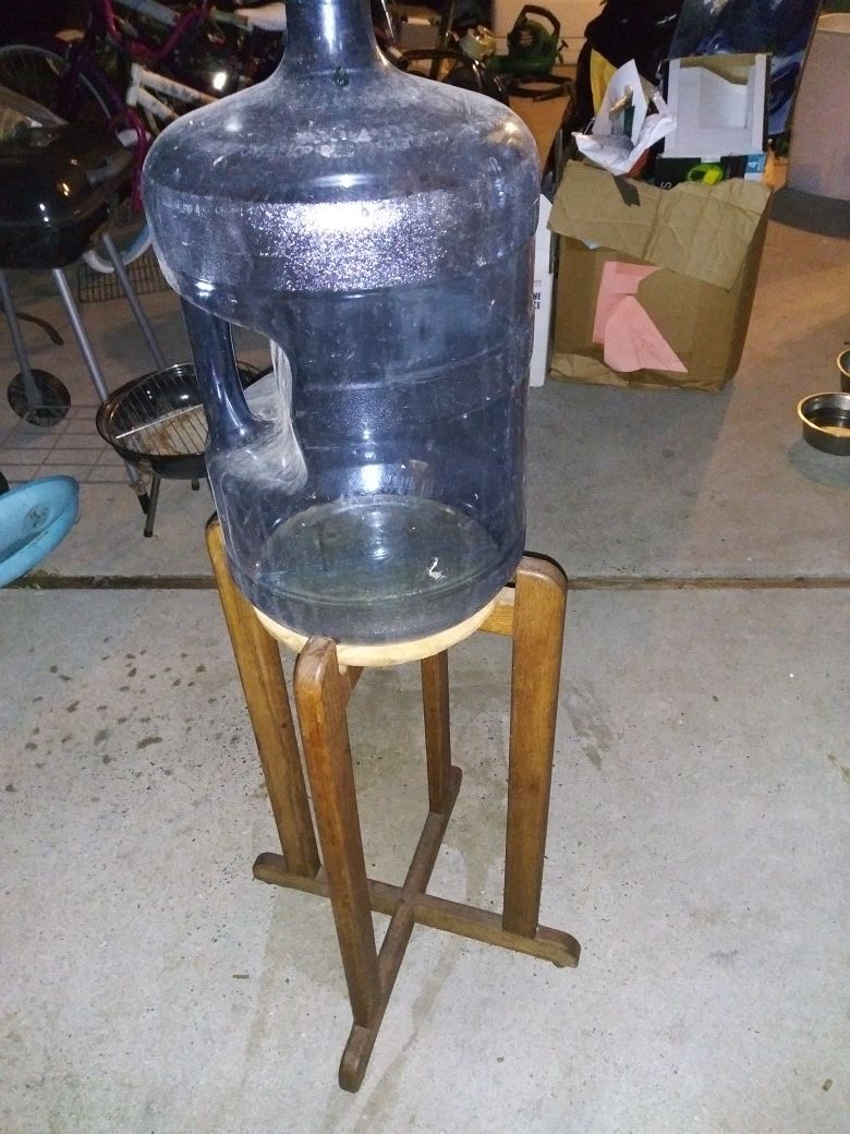 Water jug with stand