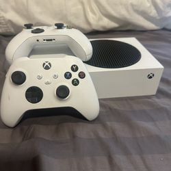 Xbox Series S (includes 2 Controllers) 