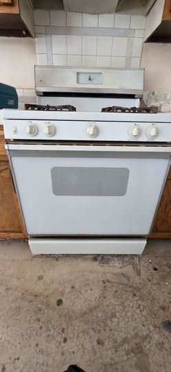 Gas stove - in Pasadena