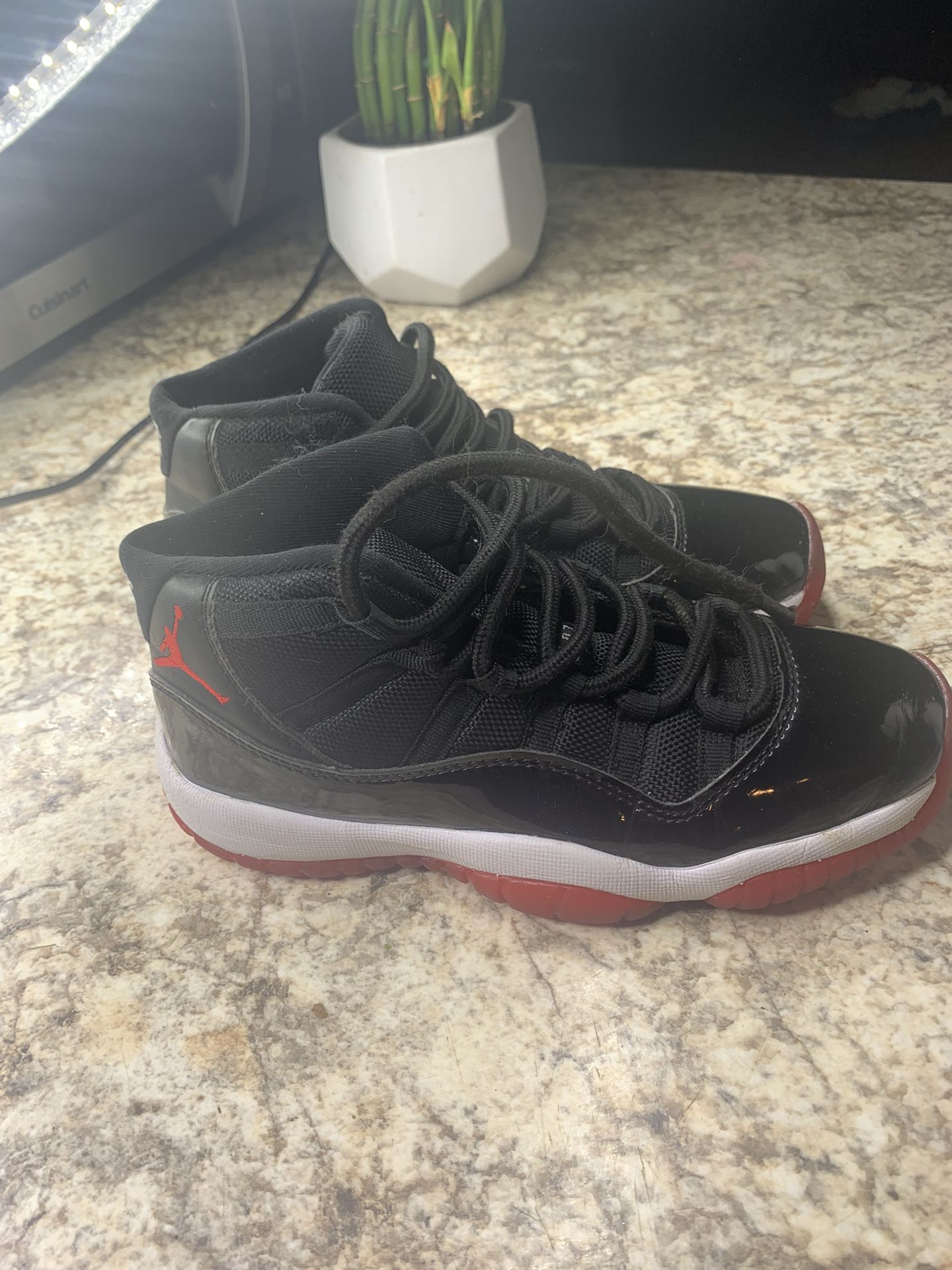 Jordan 12 Retro Bred Kids Size 5.5 