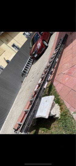 Excellent condition, 32 feet and more sizes available fiberglass extension, Ladders