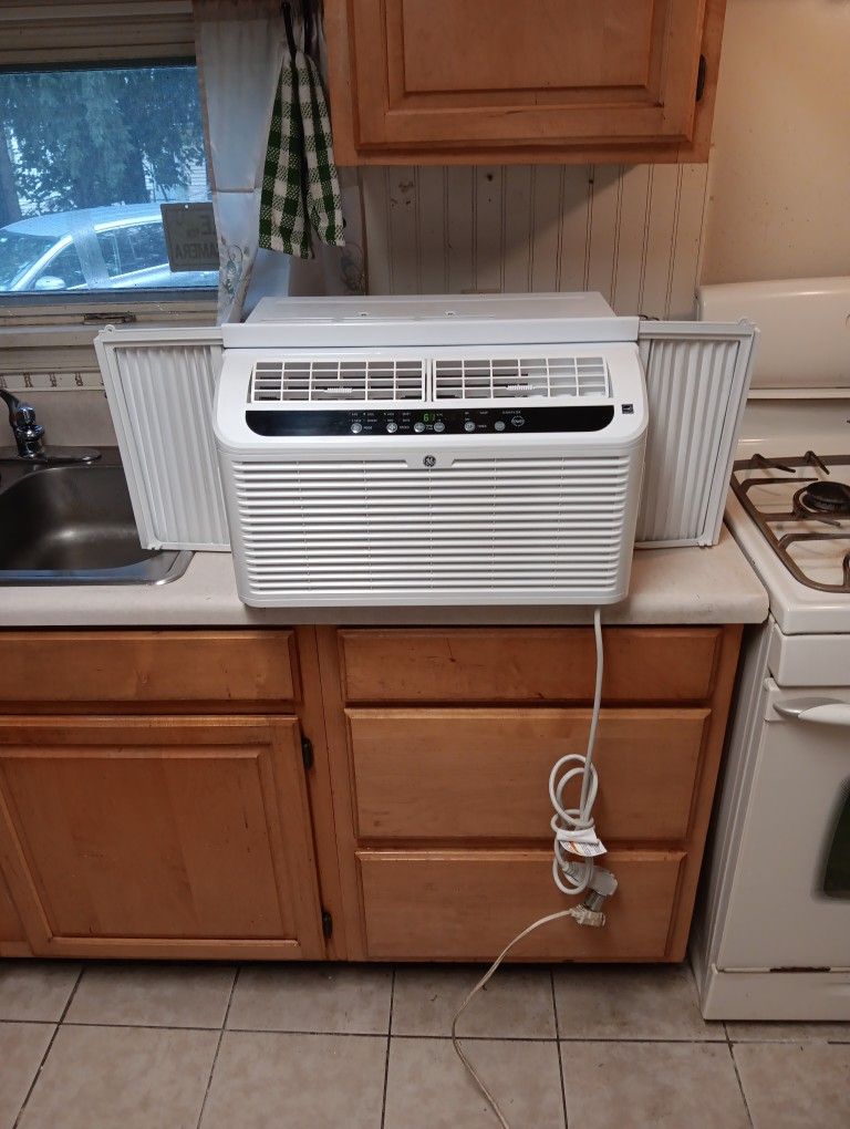 GENERAL ELECTRIC ( 6,200 ) BTU  AIR CONDITIONER WITH  ENERGY STAR IN LIKE BRAND NEW CONDITION NO MOLD 