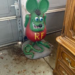 Rat Fink statue