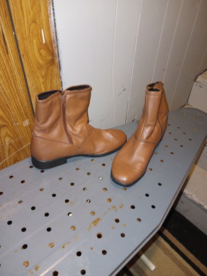 Woman's Boots Good Condition Size 8 $7.00