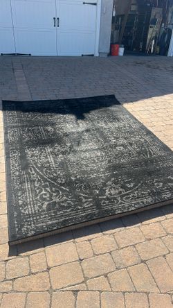 Black rug 6.5 ft x 9ft