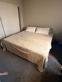 Free king size mattress with stand