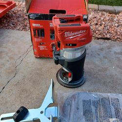 ROUTER MILWAUKEE TOOL ONLY 