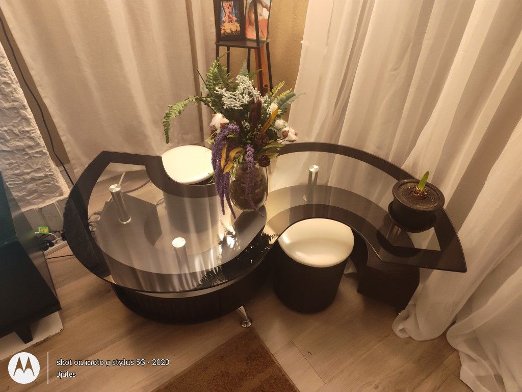 Glass Top S-shaped Table With Stools