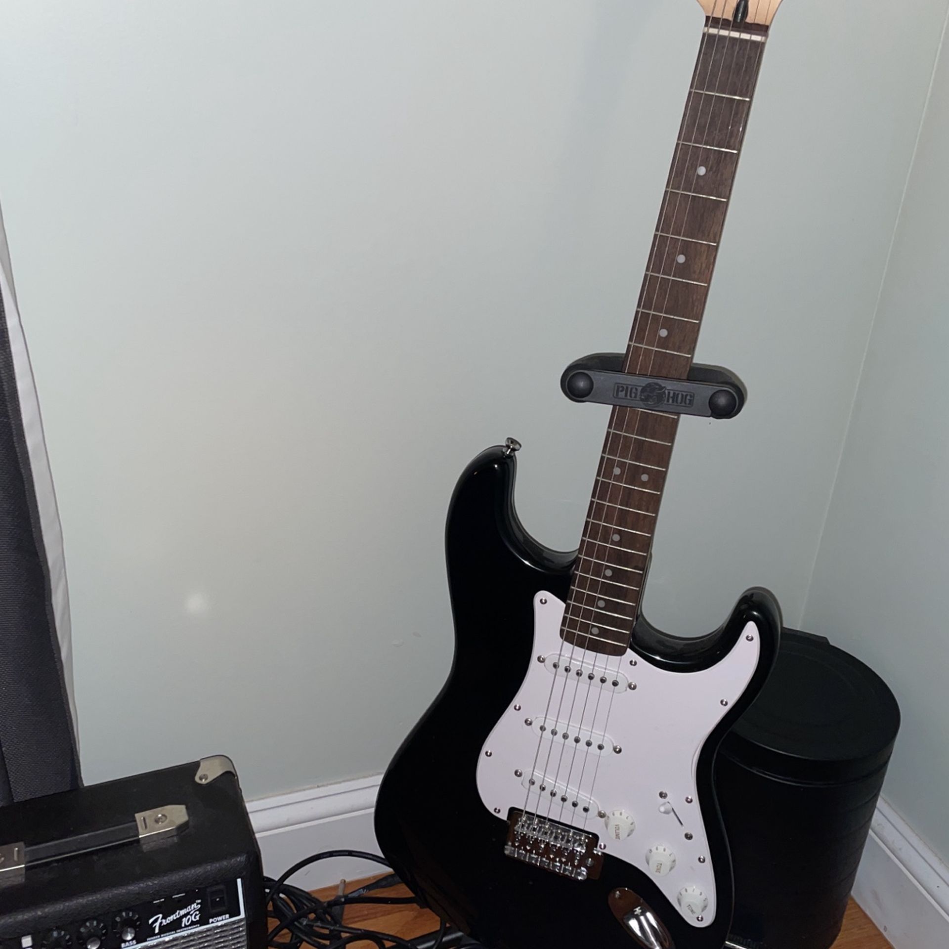 Squier Beginner Guitar Set + Squier Amplifier 