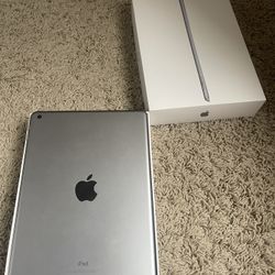 iPad Apple *FOR PARTS *6th gen with box 32GB 