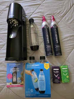 Este es un kit de máquina de agua con gas SodaStream Terra que incluye varios accesorios.
●Máquina SodaStream Terra: Dispositivo para carbonatar agua