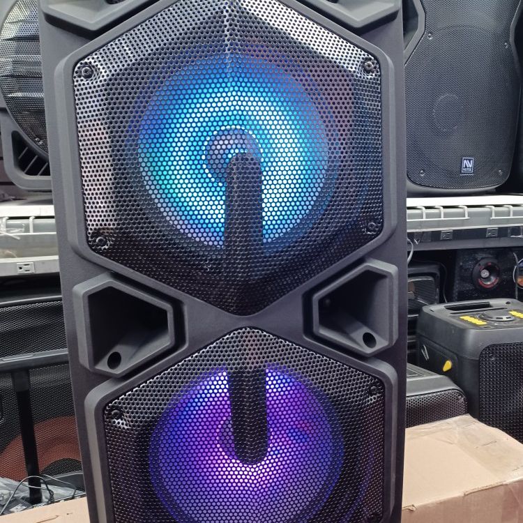 Double 10" Woofers.  Loud Bluetooth Kareoke.  Electric Only 