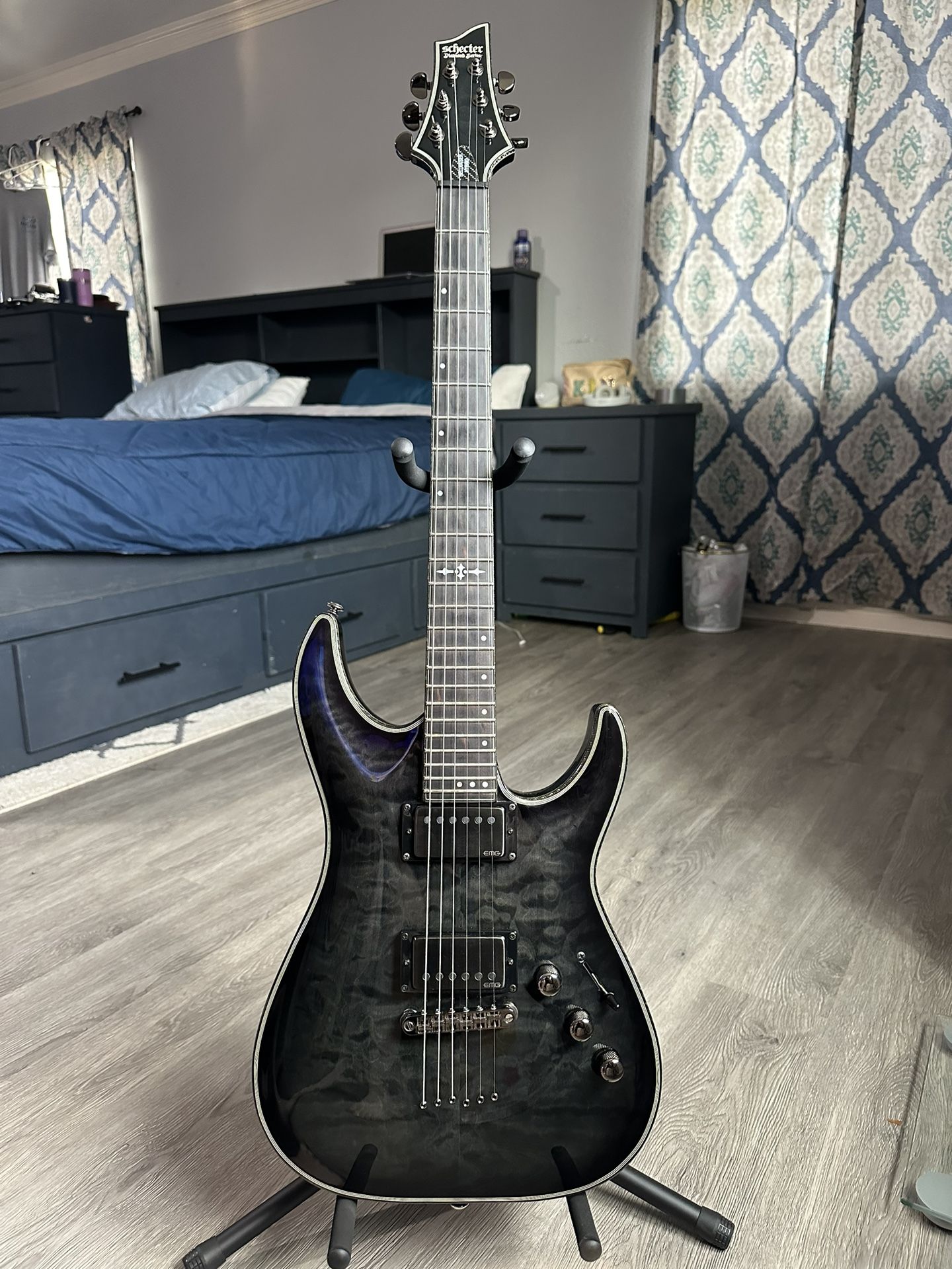 Schecter Hellraiser Hybrid With Case 