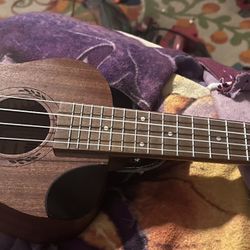 Left-Handed Ukelele✳️ Comes With Case!!✳️