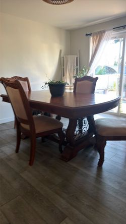 Dining room set/2 leafs and two extra chairs chairs