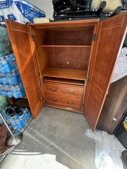 Un Mueble Con Dos Cajones  Tiene Escritorio En Buenas Condiciones