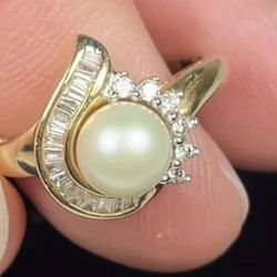 14K Gold ring In Pearl and Natural diamonds 
