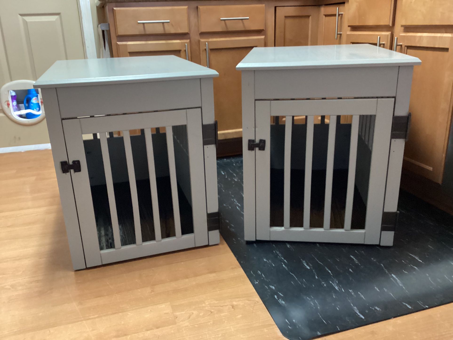 Dog Crate/End Table.      (DR)