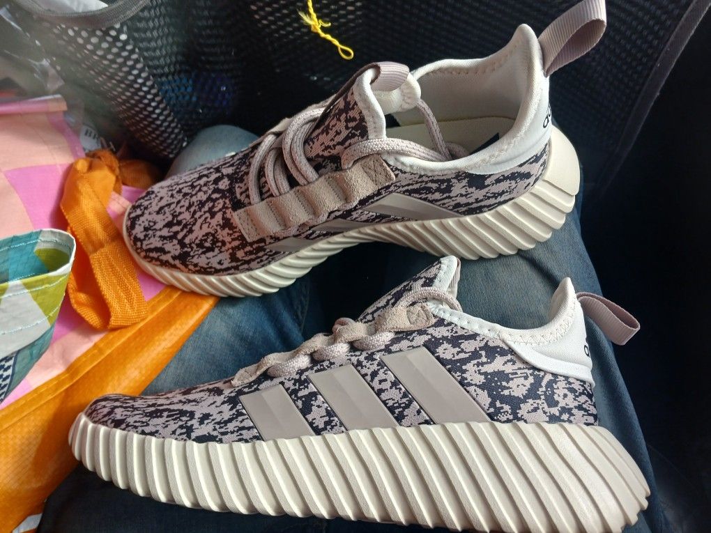 Adidas Woman's Size 8