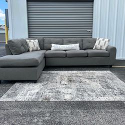 Like New Elegant Grey Sectional Couch/Sofa (Delivery Available 🚛)