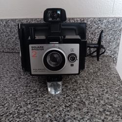 VINTAGE POLAROID CAMERA