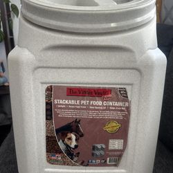STACKABLE PET FOOD CONTAINER