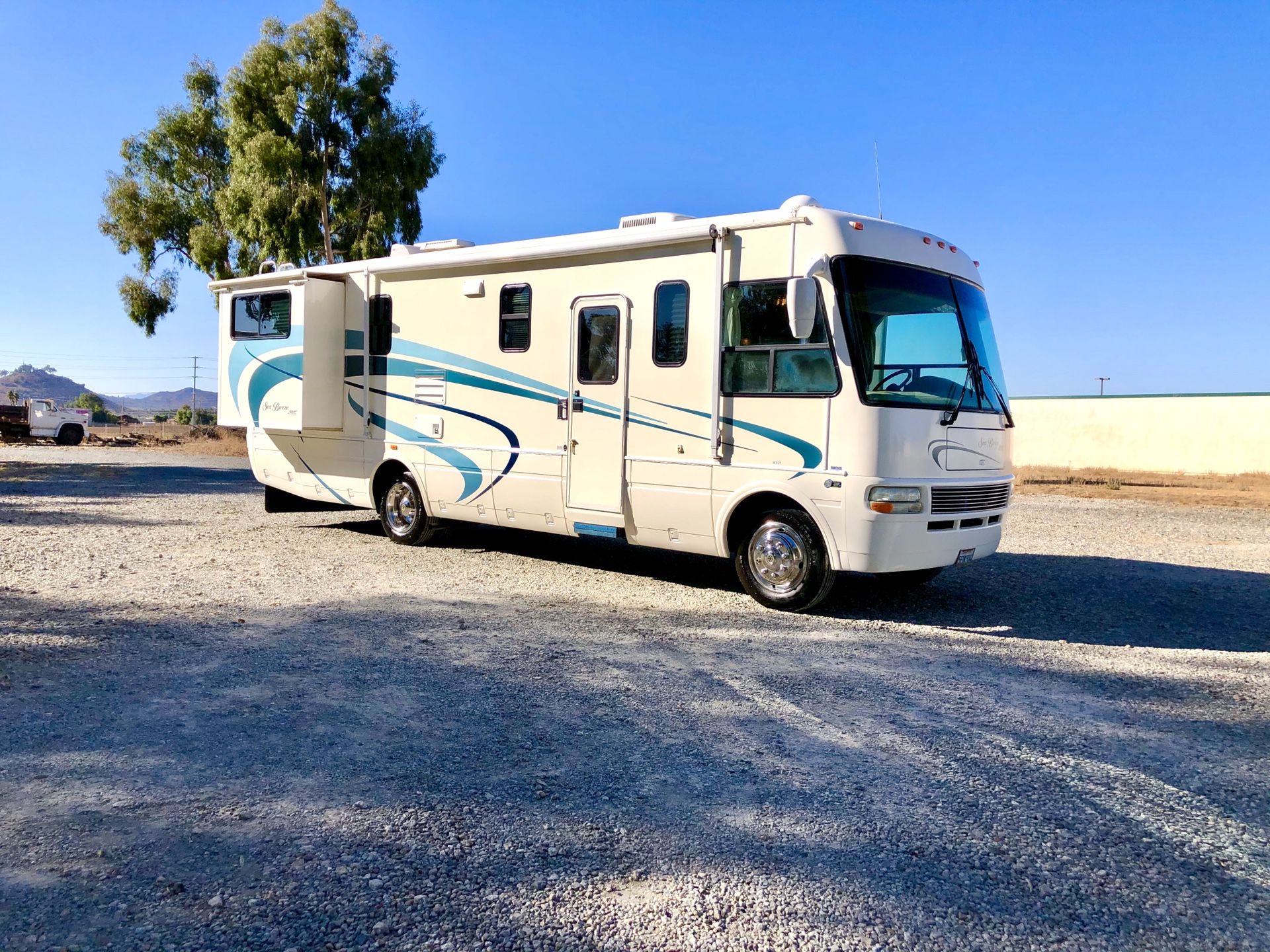 One owner 2004 Seabreeze LX motorhome 32 feet to Slides