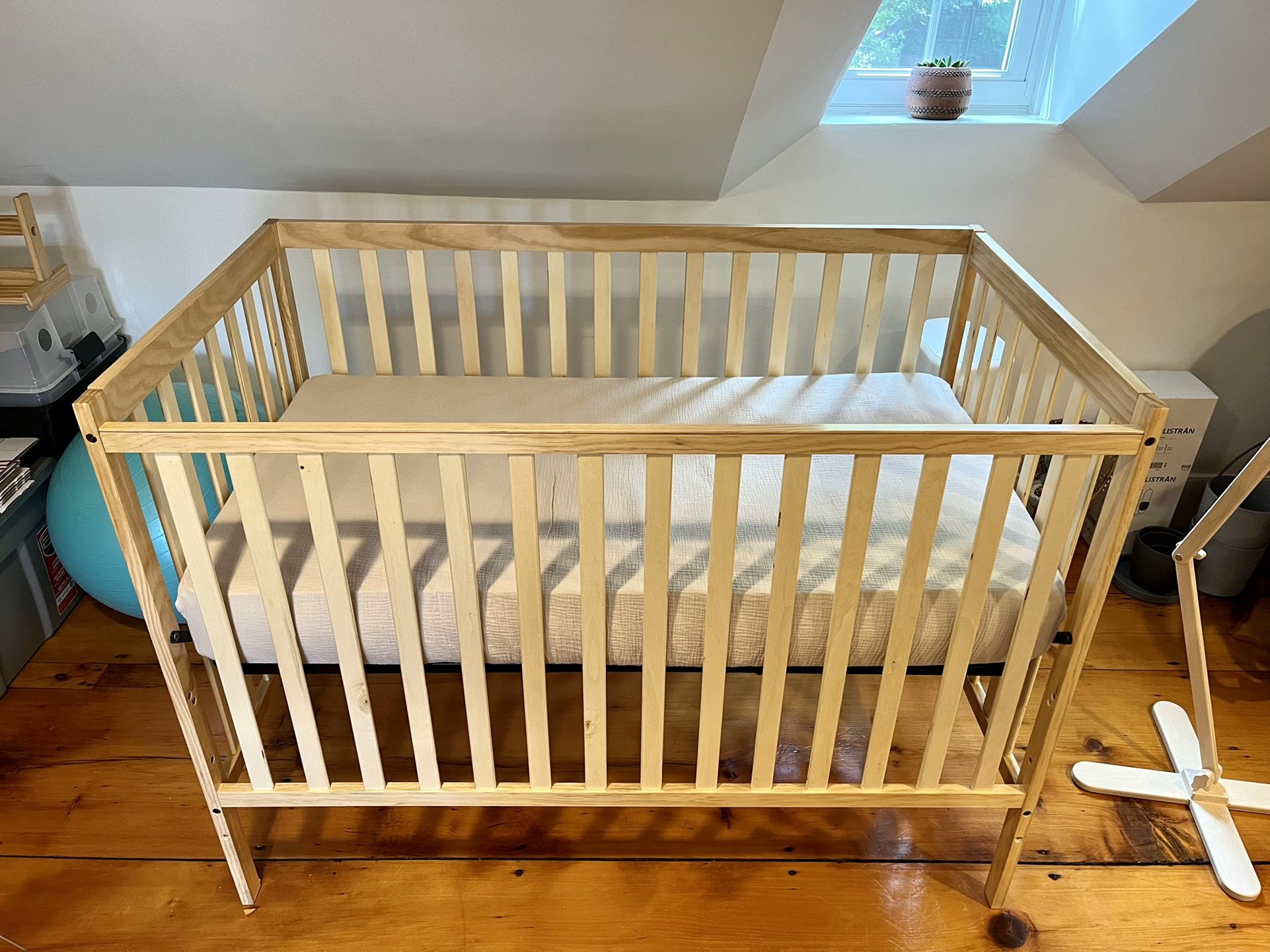 Wooden Crib / MATTRESS NOT INCLUDED