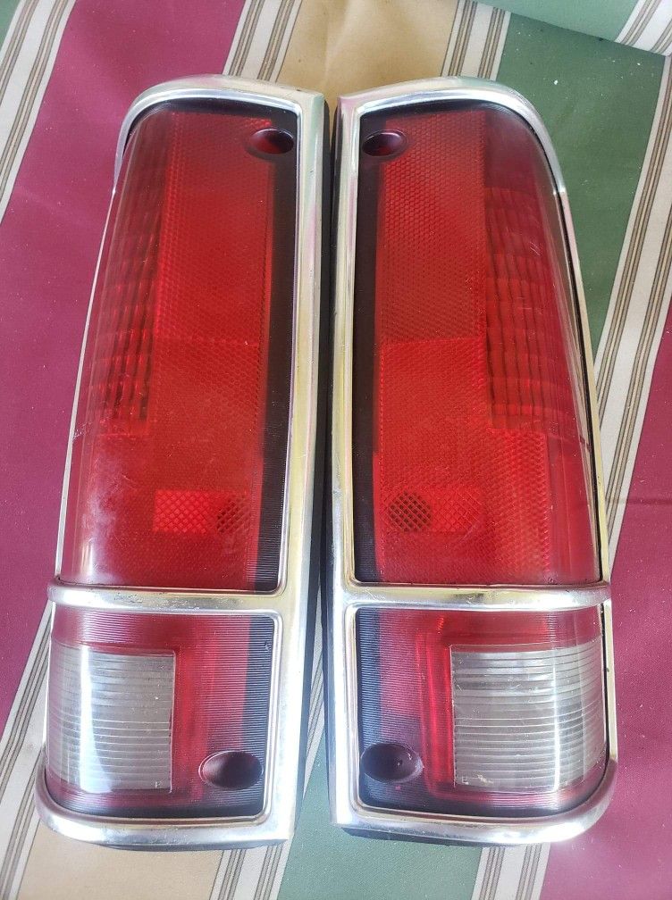 Pair Of 1(contact info removed) Chevrolet S10 GMC Sonoma Taillights Excellent With Chrome And New Wiring Harnesses 