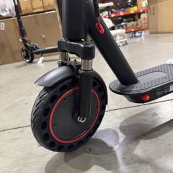 Front and rear shock-absorbing electric scooter
