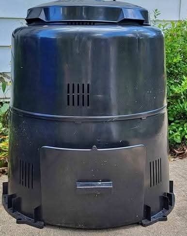 Composter / Compost Bin - Make good soil from fruit & vegetable scraps etc.