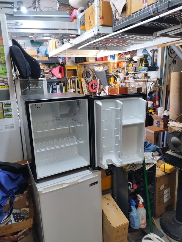Sanyo Bar Fridge, Black. Not Self Defrost. Works Great.