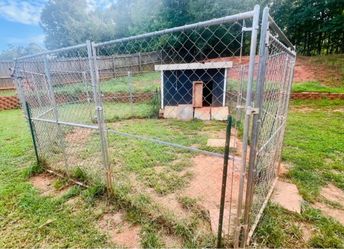 LARGE OUTDOOR DOG KENNEL ā $600